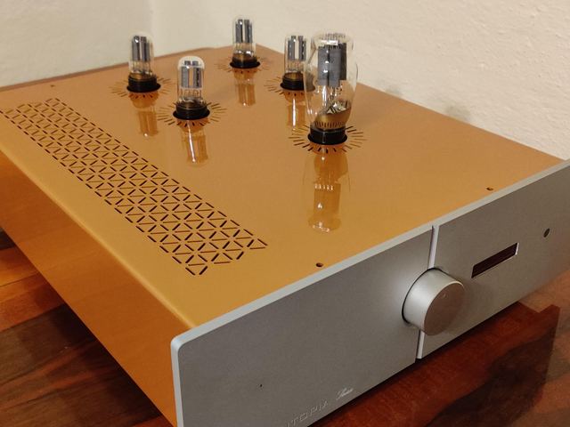 Gold chassis with BNC clock input fitted