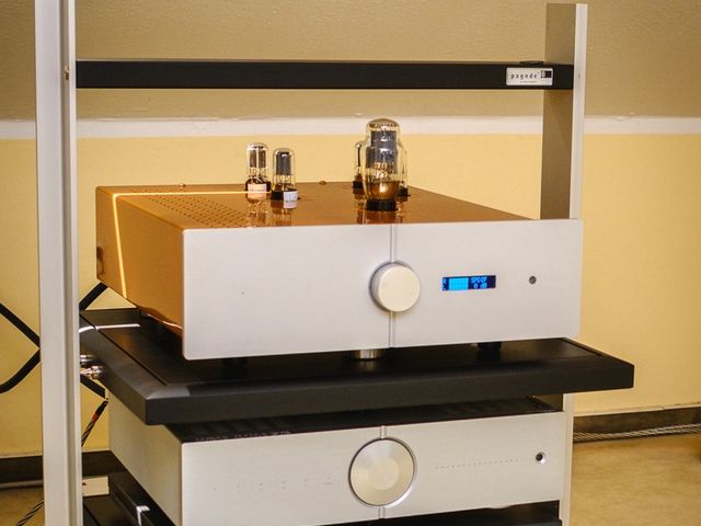 A Sirius on the top shelf of an owner&rsquo;s rack