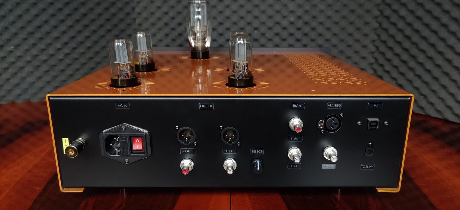 Rear panel of the Sirius: balanced XLR and RCA outputs, rotary input select, AES/EBU, S/PDIF, Toslink and USB